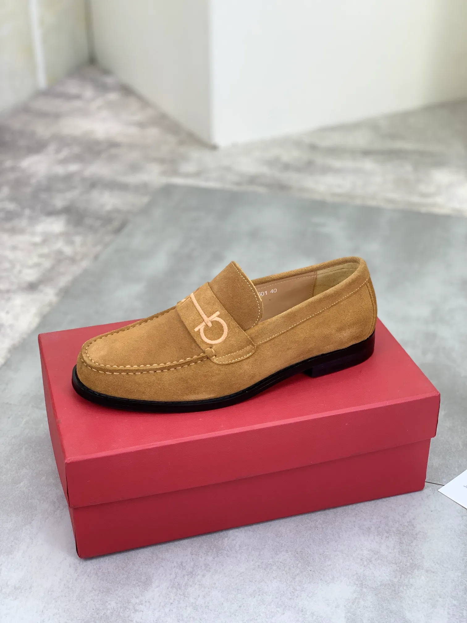 Men's Men's Shoes 💰P460💰[New Style] Water-dyed Niuli 🆘[Salvatore Ferragamo] Ferragamo's latest casual business leather shoes for men! Available at counters simultaneously! The fabric is made of specially imported original calfskin, the lining is made of imported water-dyed cowhide, and the original combination outsole is absolutely luxurious and leads the fashion trend. Matching code: 38-45; 5️⃣ colors available